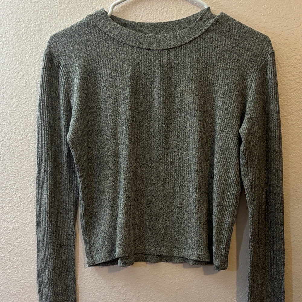 Heart Hips Woman’s Gray, Ribbed, Long Sleeve Knit Cropped Top Size S